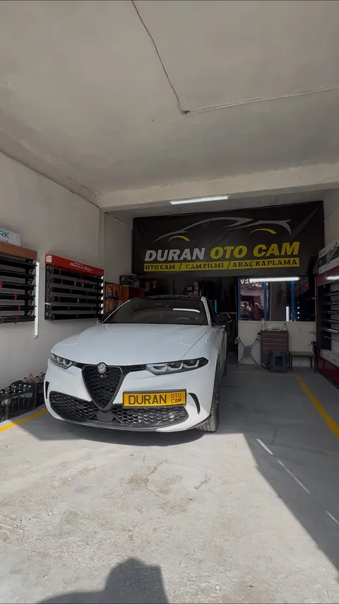Duran Oto Cam atölyesinde beyaz Alfa Romeo Tonale