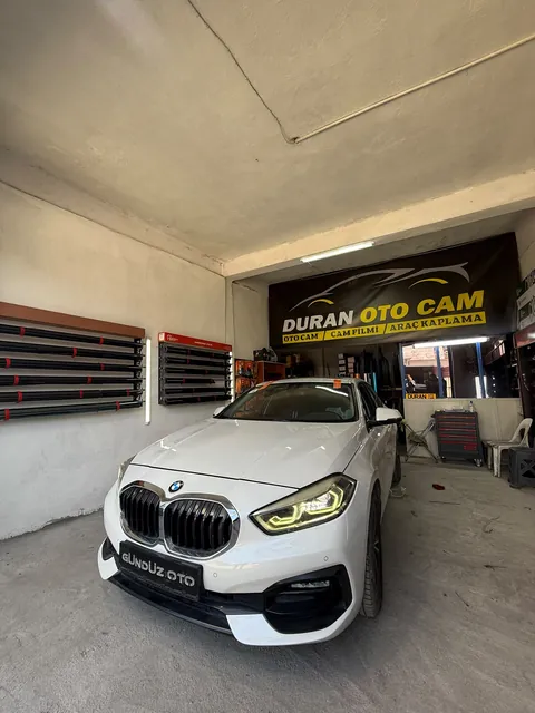 Duran Oto Cam atölyesinde beyaz BMW 1 Serisi