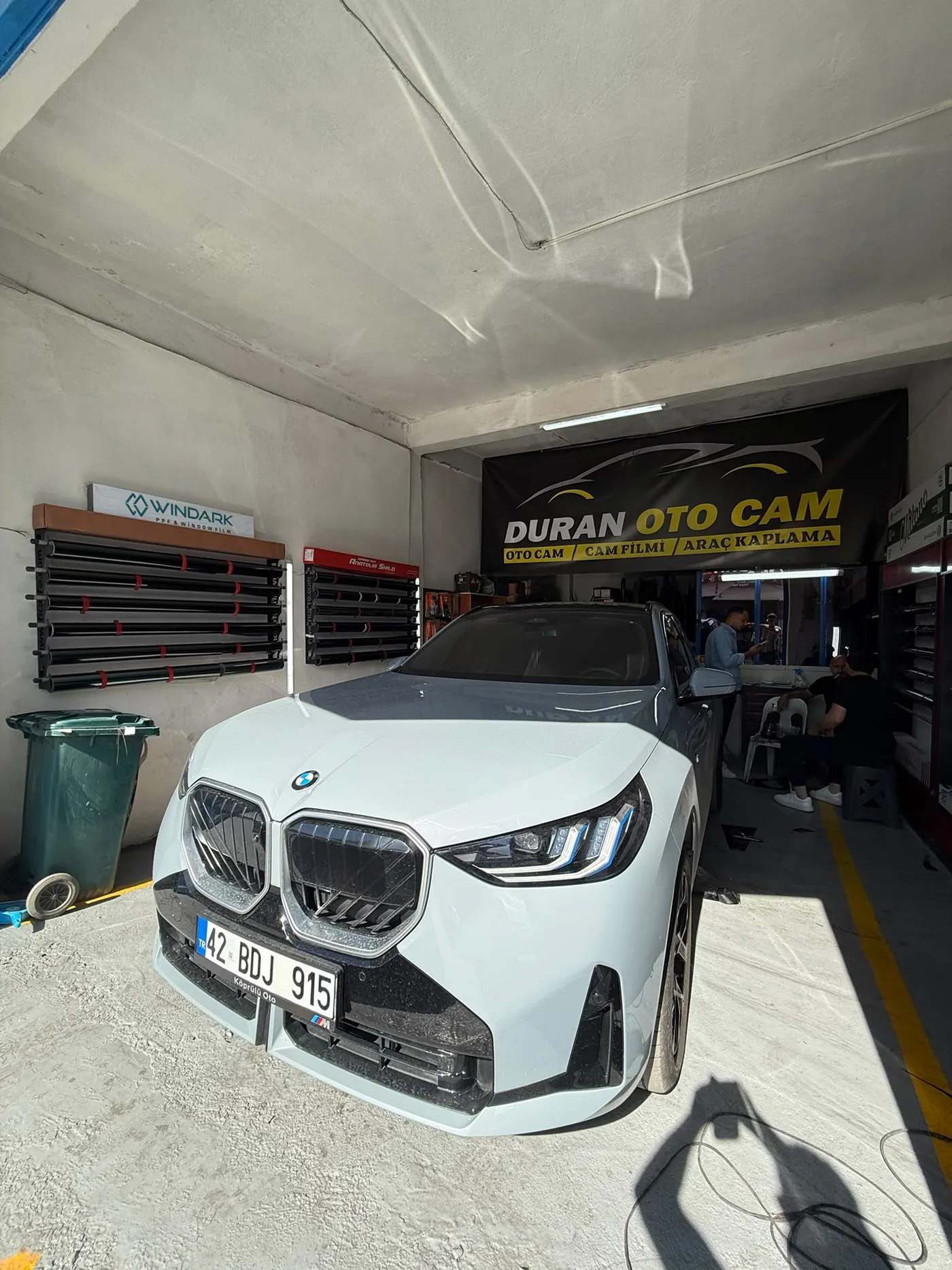 Duran Oto Cam atölyesinde beyaz BMW SUV