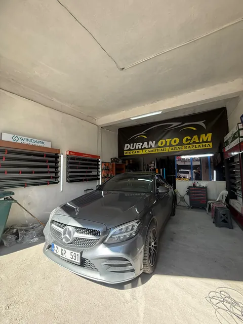 Duran Oto Cam atölyesinde gri Mercedes-Benz C Serisi