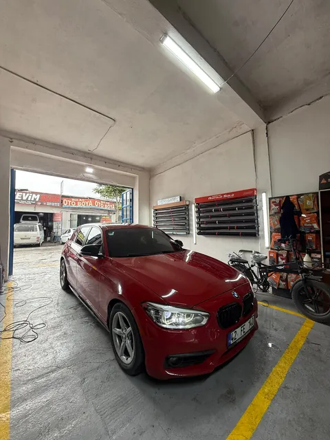 Duran Oto Cam atölyesinde kırmızı BMW 1 Serisi