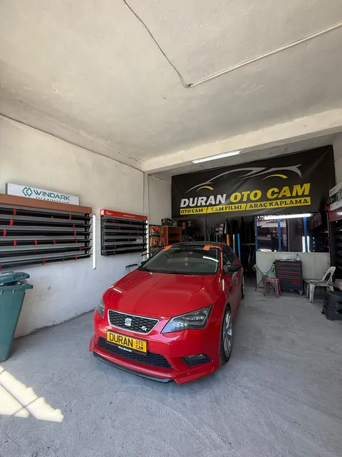 Duran Oto Cam atölyesinde kırmızı SEAT Leon