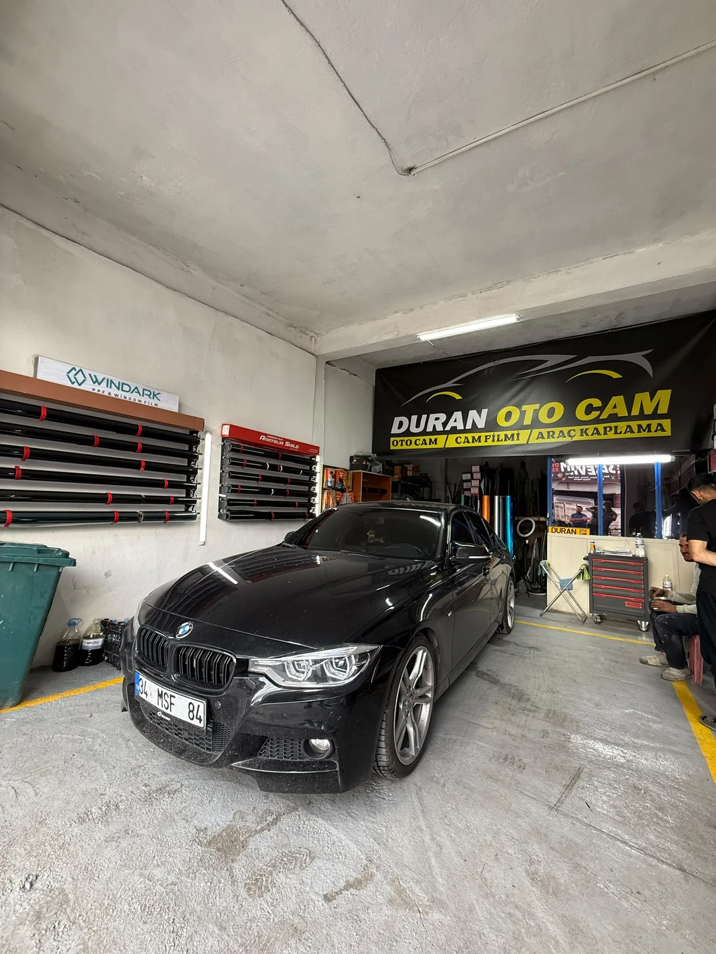 Duran Oto Cam atölyesinde siyah BMW