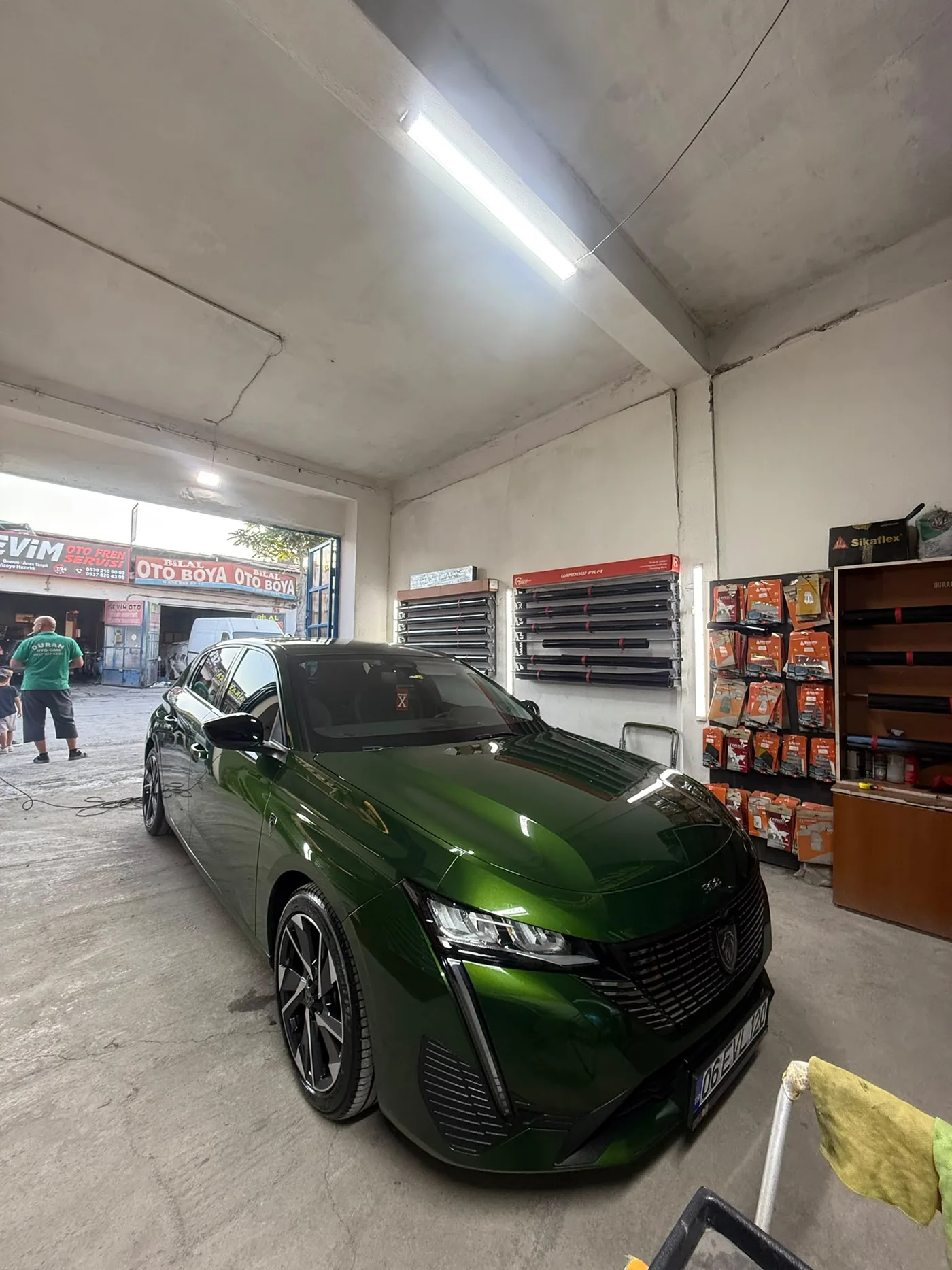 Duran Oto Cam atölyesinde yeşil Peugeot 308