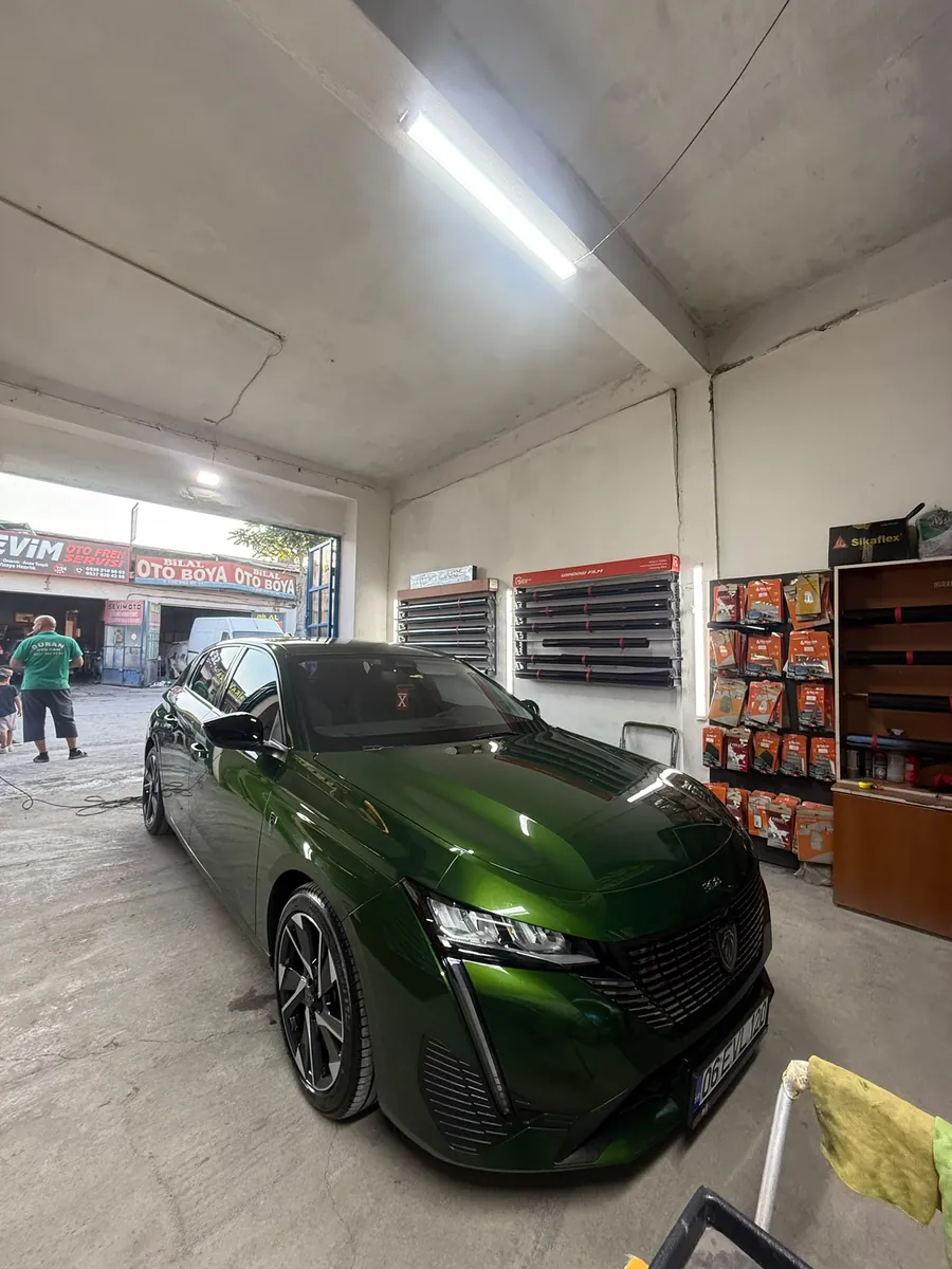 Duran Oto Cam atölyesinde yeşil Peugeot 308